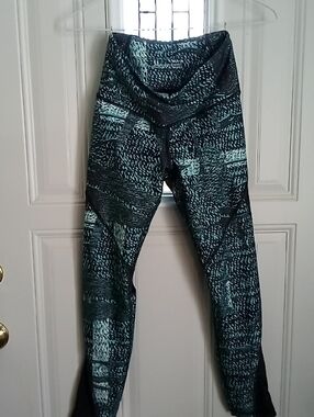 Under Armour Teal and Black Printed Compression Leggings